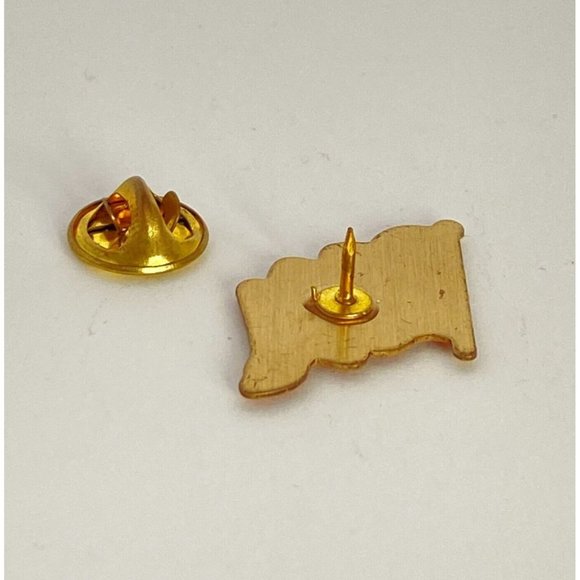 Waving USA Flag Pin Red White Blue Gold Tone Enamel with Resin Coating 1" - Picture 4 of 5